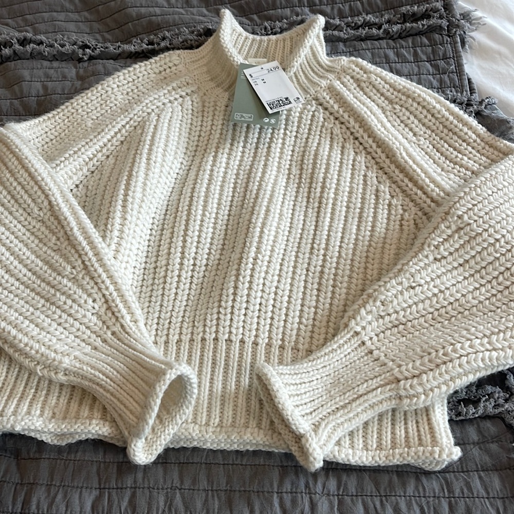 H&M brand new with tags cropped sweater in size medium .